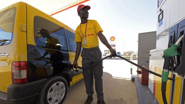 A petrol station displays fuel prices outside Dakar on January 18, 2016. - The Senegalese government reduced the price of fuel and other petroleum products, amid calls by unions of transport workers for further reduction. - Sputnik International