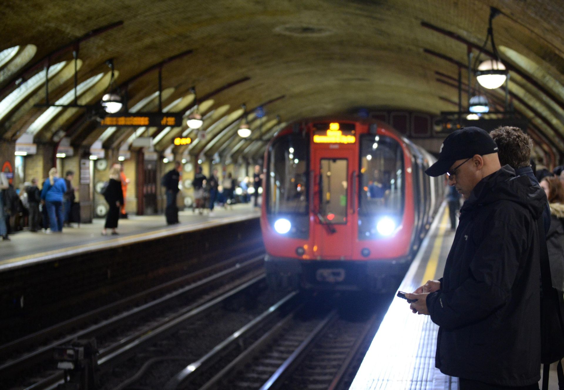 A passenger at the Baker Street underground station in London. - Sputnik International, 1920, 09.01.2023