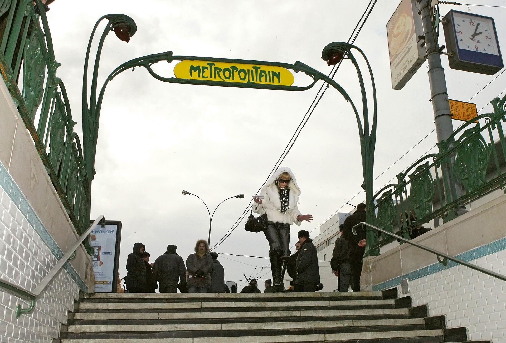 Architectural composition Guimard at the entrance to Kiyevskaya metro station. A composition series, designed by the French architect Hector Guimard, given as a souvenir from the Paris Administration to Moscow. - Sputnik International, 1920, 09.01.2023