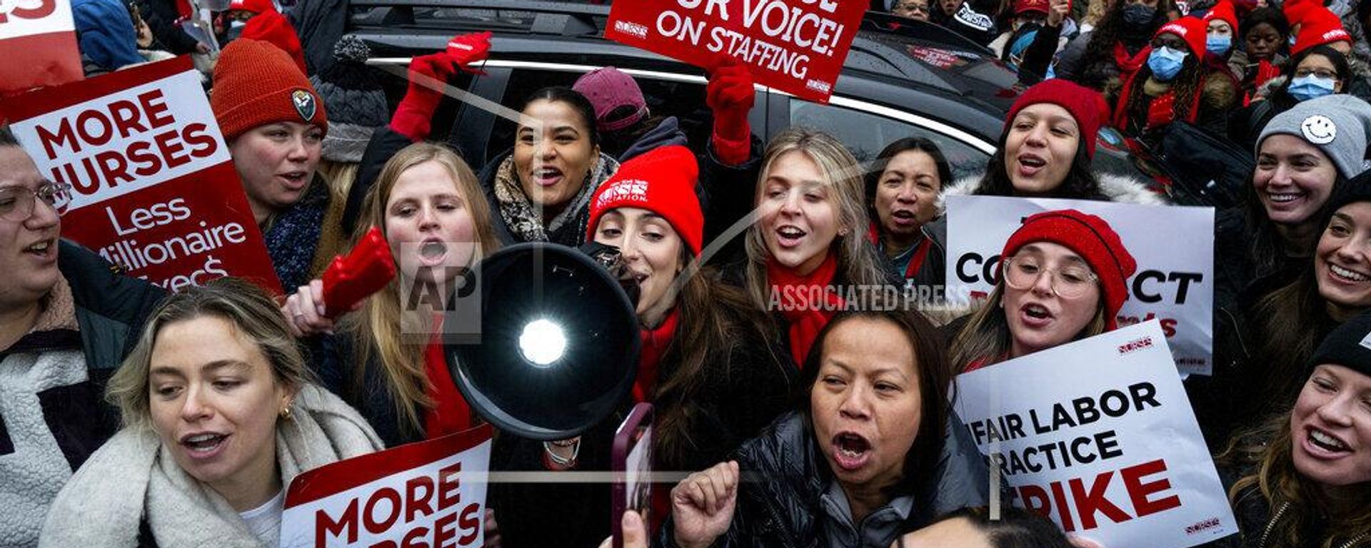 Nurses stage a strike in front of Mt. Sinai Hospital in the Manhattan borough of New York Monday, Jan. 9, 2023 Nurses stage a strike in front of Mt. Sinai Hospital in the Manhattan borough of New York Monday, Jan. 9, 2023 - Sputnik International, 1920, 09.01.2023