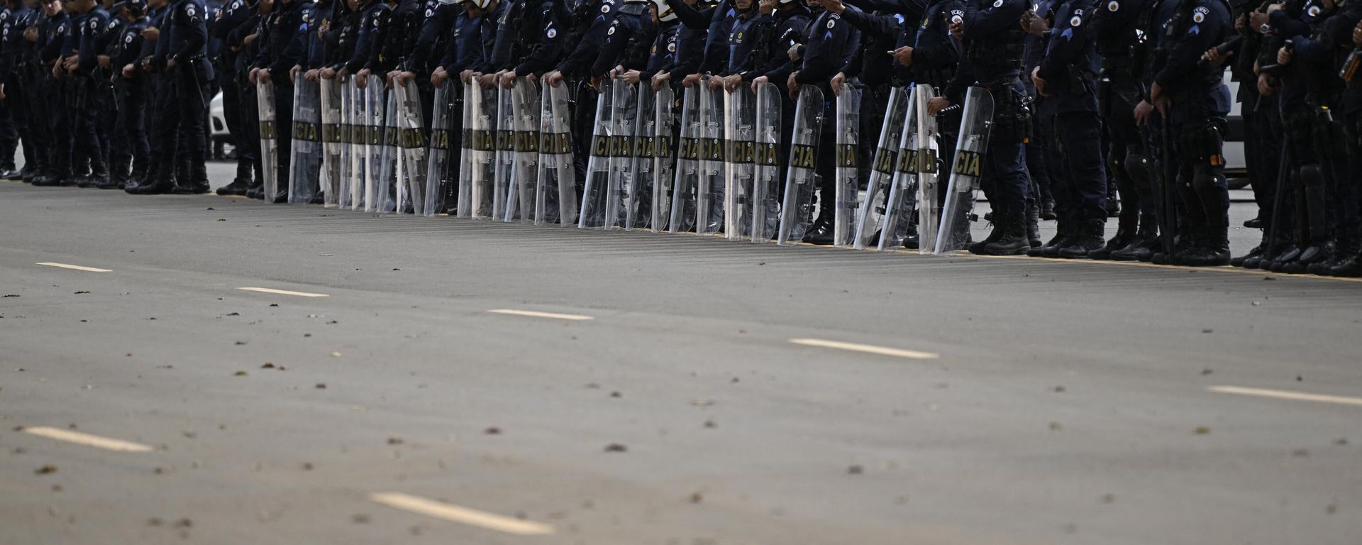 Police forces stand guard as soldiers dismantle a camp by supporters of Brazil's far-right ex-president Jair Bolsonaro Police forces stand guard as soldiers dismantle a camp by supporters of Brazil's far-right ex-president Jair Bolsonaro - Sputnik International, 1920, 09.01.2023