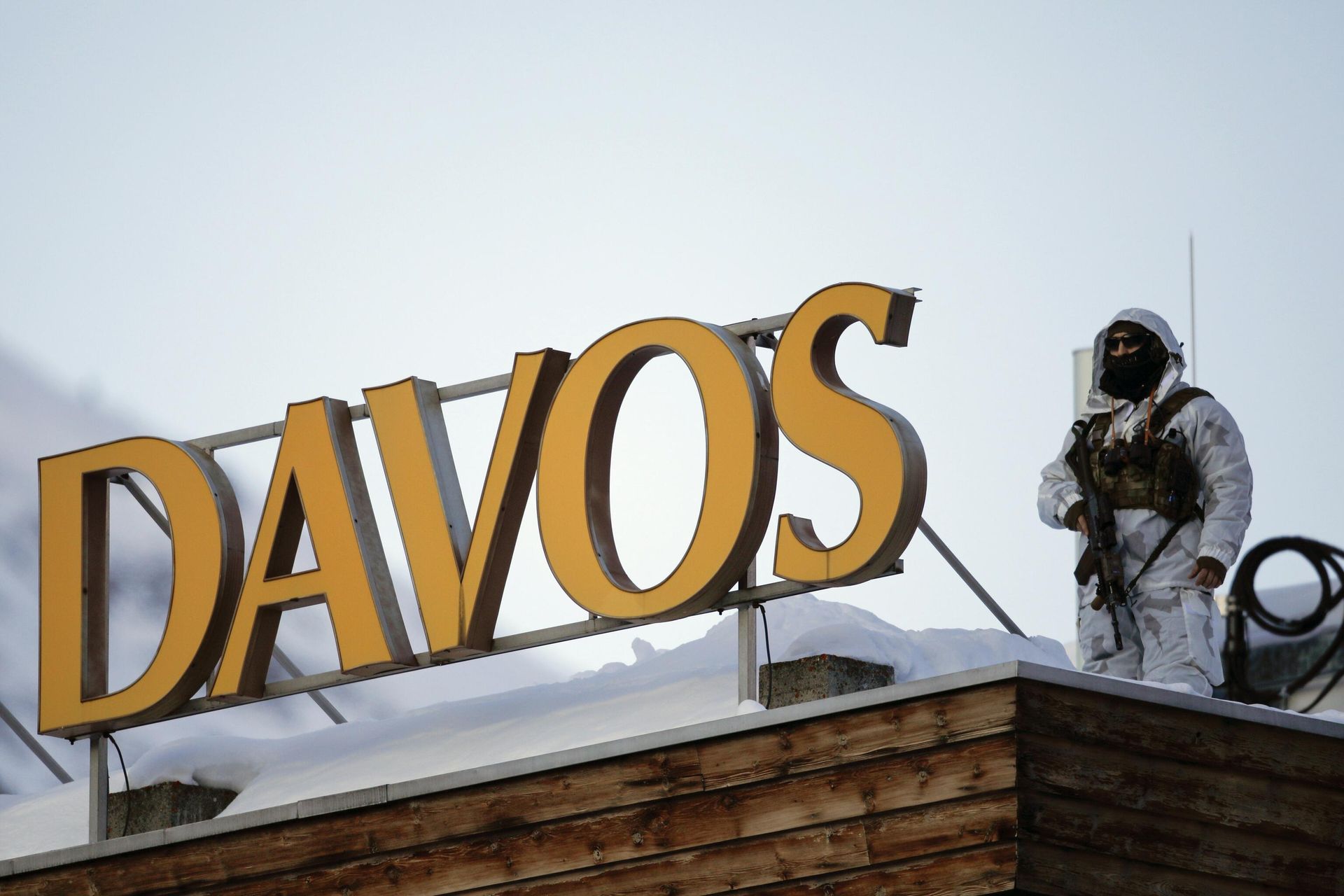 A police security guard on the roof of a hotel ahead of the World Economic Forum in Davos, Switzerland - Sputnik International, 1920, 20.01.2023