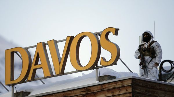 A police security guard on the roof of a hotel ahead of the World Economic Forum in Davos, Switzerland - Sputnik International