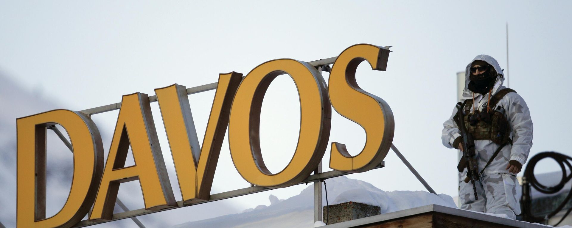 A police security guard on the roof of a hotel ahead of the World Economic Forum in Davos, Switzerland A police security guard on the roof of a hotel ahead of the World Economic Forum in Davos, Switzerland - Sputnik International, 1920, 14.01.2023
