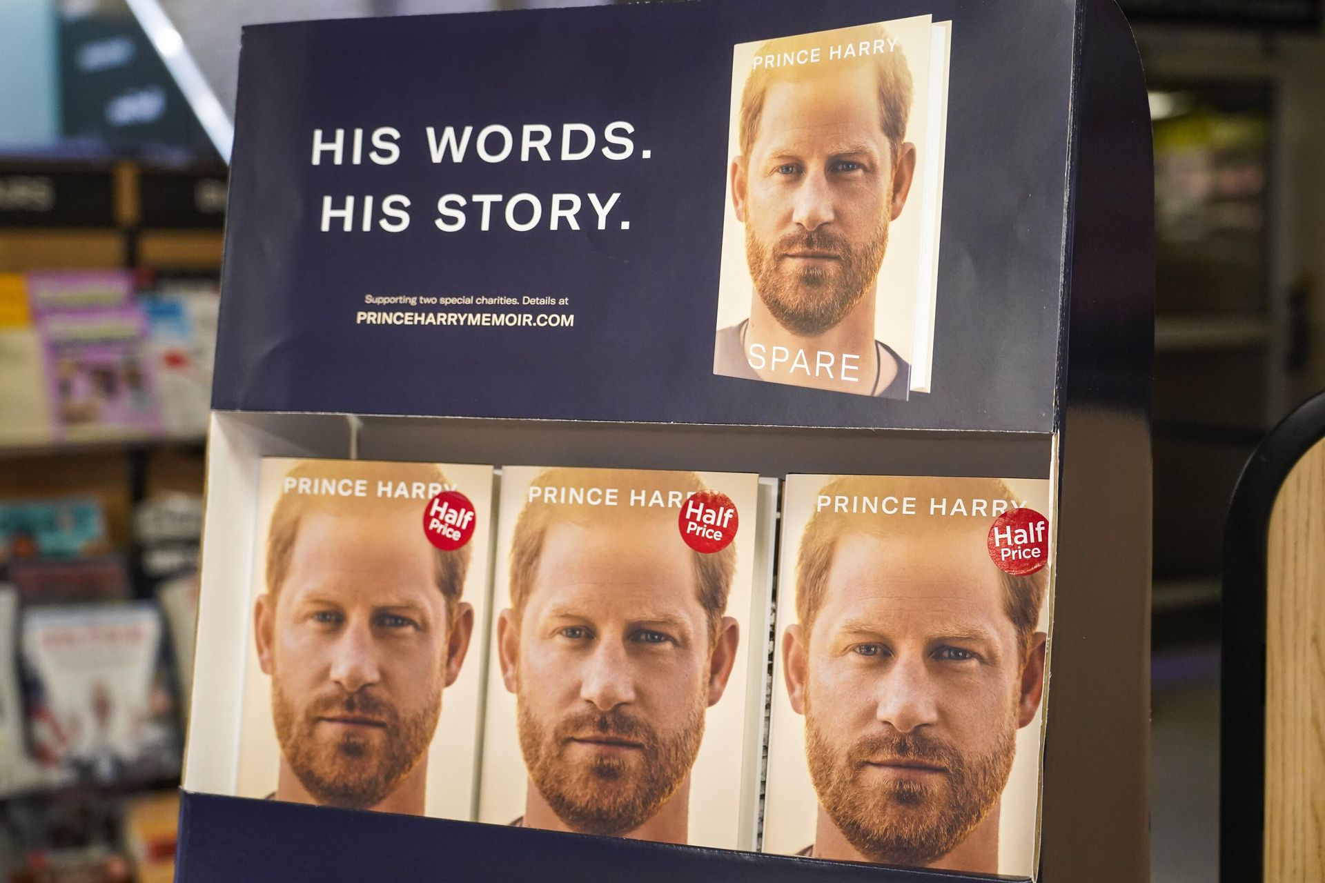 Copies of the new book by Prince Harry called Spare are placed on a shelf of a book store during a midnight opening in London, Tuesday, Jan. 10, 2023. - Sputnik International, 1920, 10.01.2023