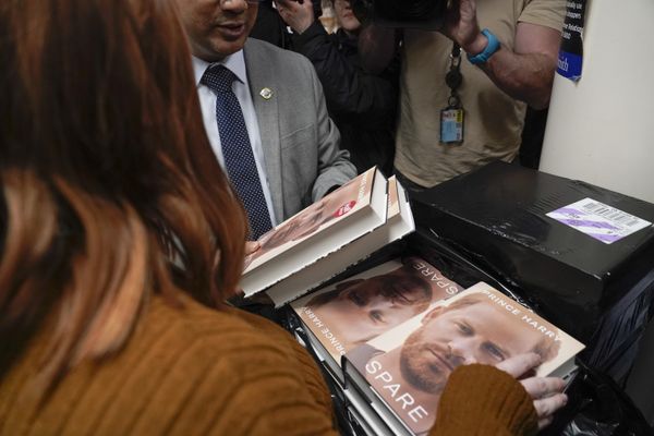 Copies of the new book by Prince Harry called &quot;Spare&quot; are held by a member of staff of a book store during a midnight opening in London, Tuesday, Jan. 10, 2023. (AP Photo/Alberto Pezzali) - Sputnik International