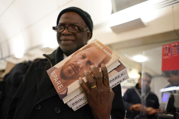 A customer holds copies of the new book by Prince Harry called &quot;Spare&quot; at a book store during a midnight opening in London, Tuesday, Jan. 10, 2023. (AP Photo/Alberto Pezzali) - Sputnik International