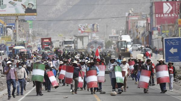 Demonstrators march with makeshift shields during a protest against President Dina Boluarte's government and Congress, in Arequipa, Peru, Wednesday, Jan. 4, 2023. Wednesday marks the resumption of protests against Boluarte that followed the ouster of her predecessor, Pedro Castillo, after he tried to dissolve Congress. - Sputnik International