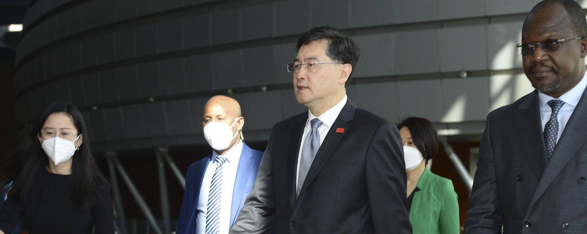 China's Foreign Minister, Qin Gang, center, arrives at the African Union headquarters in Addis Ababa, Ethiopia, Wednesday, Jan. 11, 2023. China's Foreign Minister, Qin Gang, center, arrives at the African Union headquarters in Addis Ababa, Ethiopia, Wednesday, Jan. 11, 2023. - Sputnik International, 1920, 11.01.2023