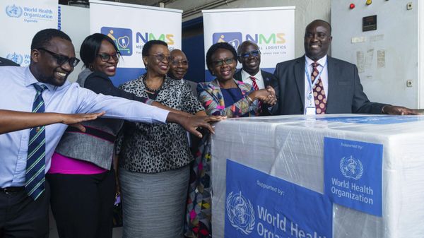 Charles Njuguna (R), the Incident Manager for the World Health Organization (WHO) Country Office in Uganda, and Uganda's Health Minister Jane Ruth Aceng (3rd R) pose in Entebbe on December 08, 2022 as they receive 1200 doses of Ebola trial vaccine at National Medical Stores. - Sputnik International