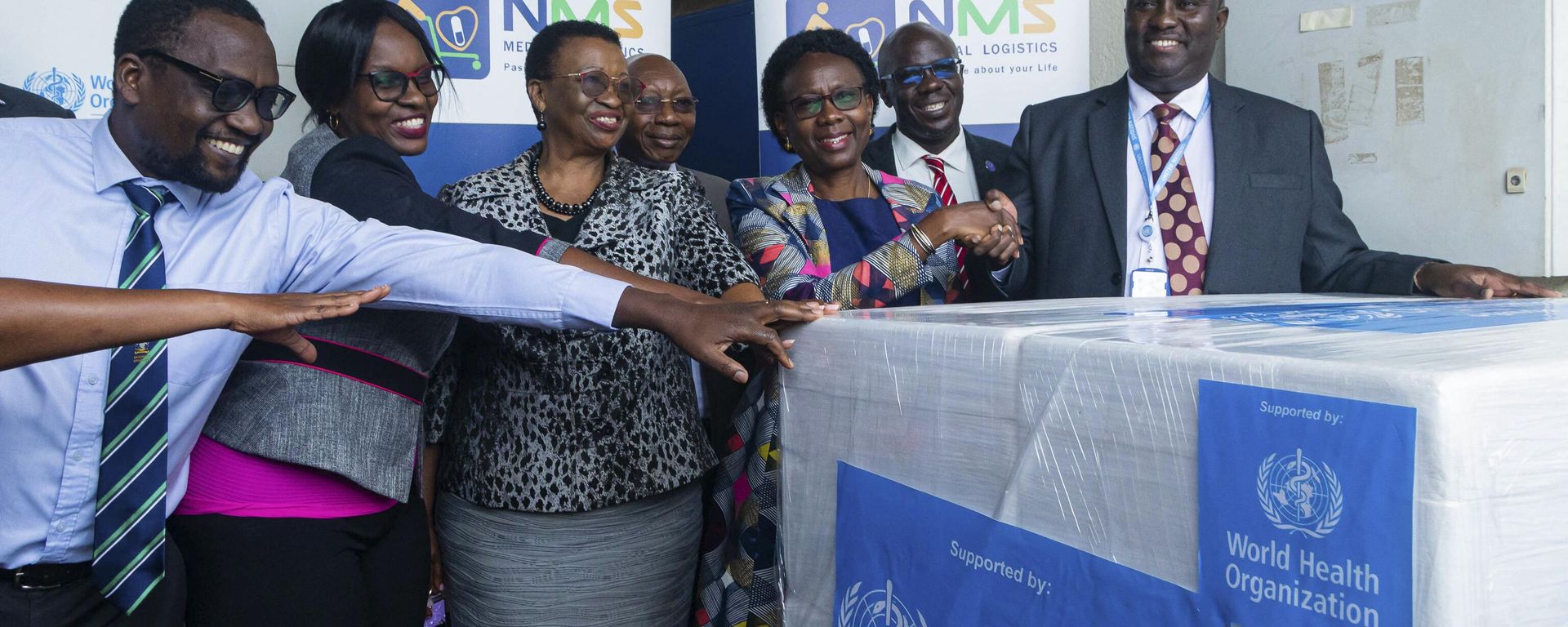 Charles Njuguna (R), the Incident Manager for the World Health Organization (WHO) Country Office in Uganda, and Uganda's Health Minister Jane Ruth Aceng (3rd R) pose in Entebbe on December 08, 2022 as they receive 1200 doses of Ebola trial vaccine at National Medical Stores. - Sputnik International, 1920, 11.01.2023