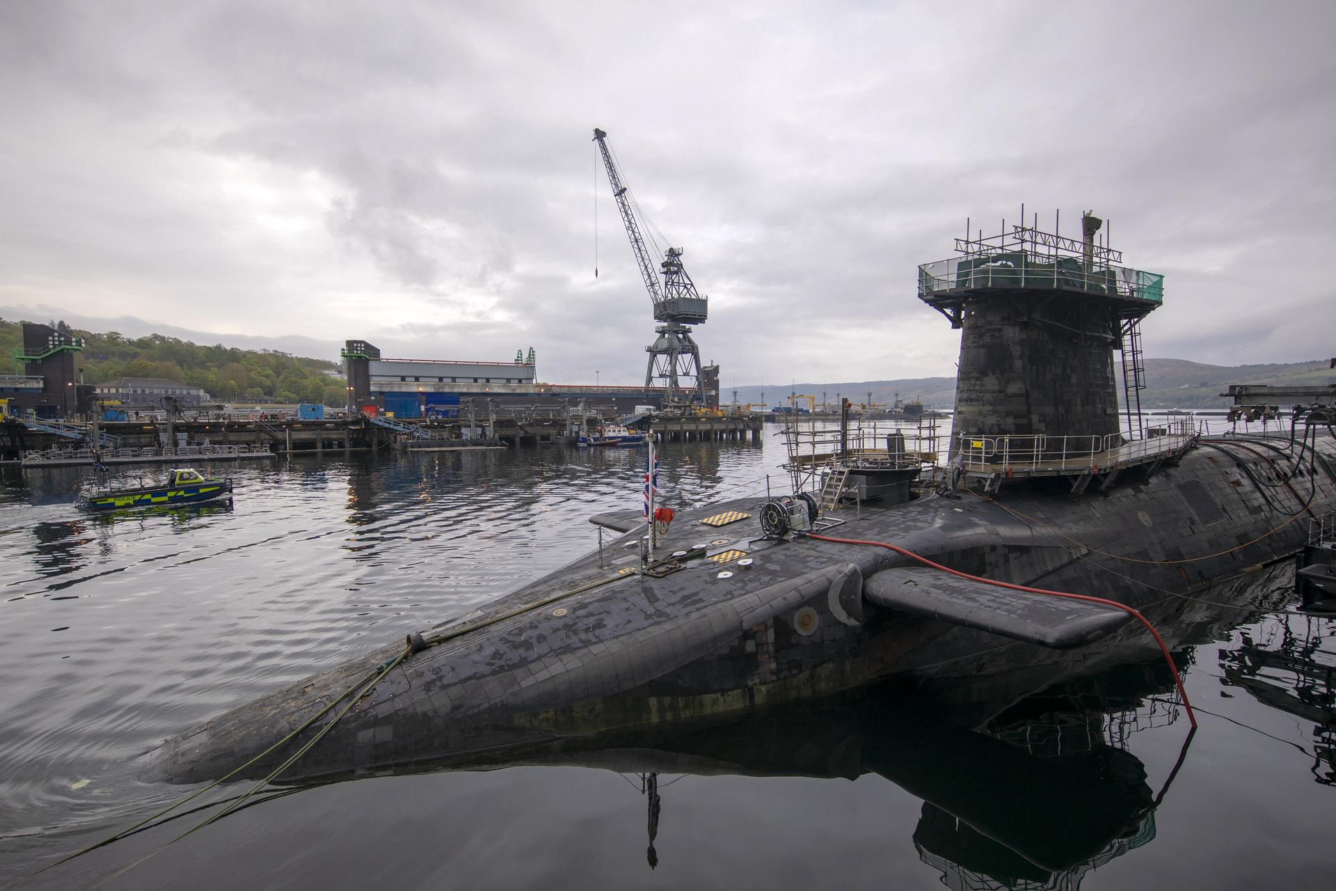 Vanguard-class submarine HMS Vigilant, one of the UK's four nuclear warhead-carrying submarines at HM Naval Base Clyde, Faslane, west of Glasgow, Scotland on April 29, 2019 Vanguard-class submarine HMS Vigilant, one of the UK's four nuclear warhead-carrying submarines at HM Naval Base Clyde, Faslane, west of Glasgow, Scotland on April 29, 2019 - Sputnik International, 1920, 11.01.2023