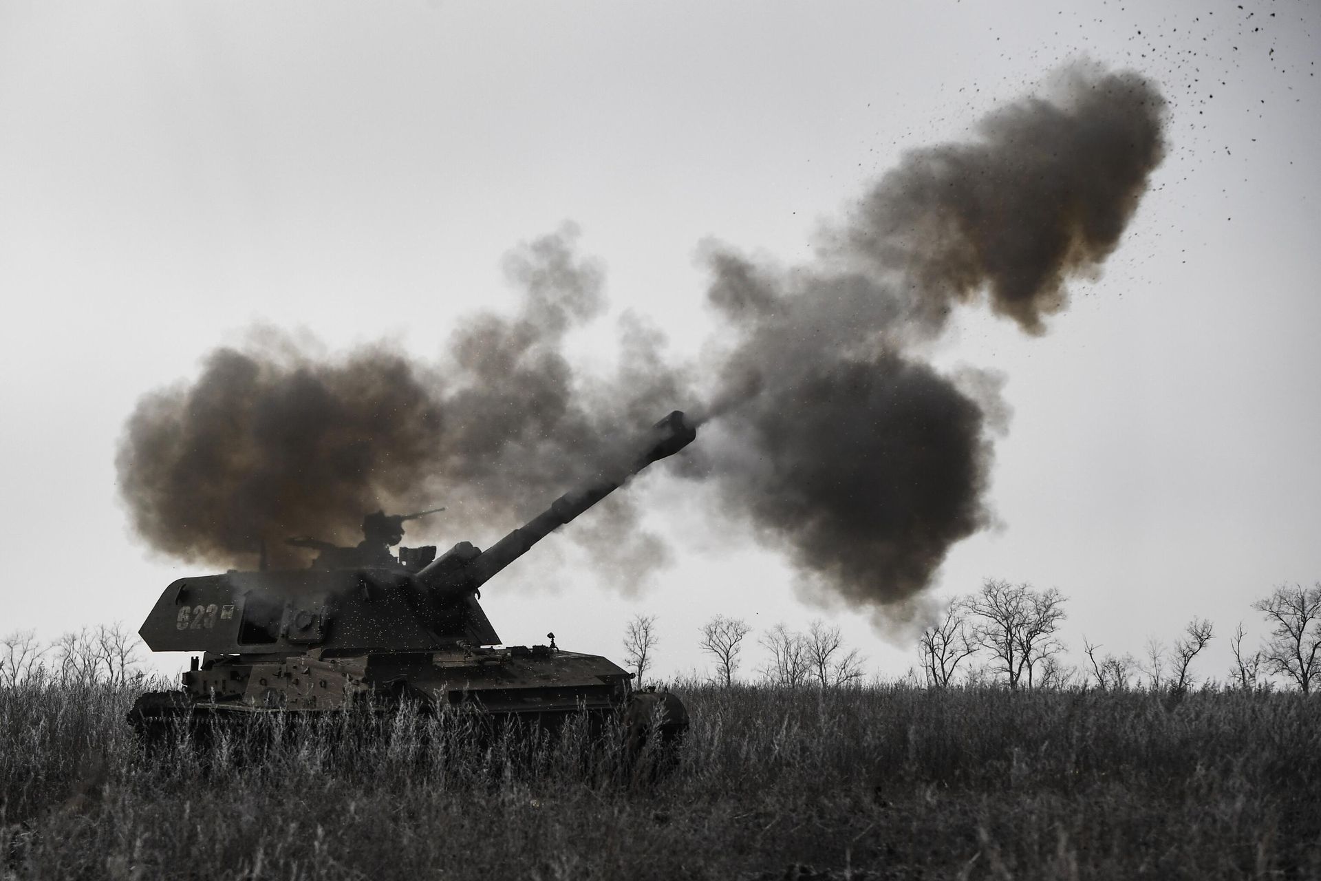 Russian 2S3 Akatsiya self-propelled howitzer firing at Ukrainian forces. December 2022 - Sputnik International, 1920, 20.01.2023