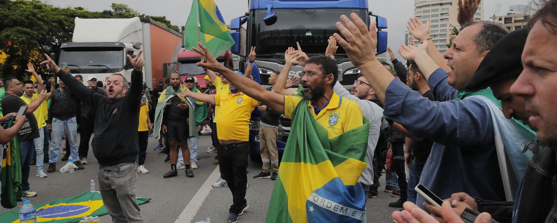 Supporters of President Jair Bolsonaro demonstrate during a blockade on Castelo Branco highway, on the outskirts of Sao Paulo, Brazil, on November 1, 2022. (Photo by CAIO GUATELLI / AFP) Supporters of President Jair Bolsonaro demonstrate during a blockade on Castelo Branco highway, on the outskirts of Sao Paulo, Brazil, on November 1, 2022. (Photo by CAIO GUATELLI / AFP) - Sputnik International, 1920, 12.01.2023
