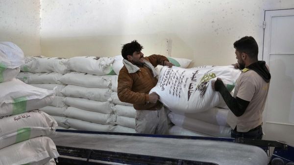 Workers load bags of flour into a truck at the Big Mills factory in the southern town of Sebline, south of Beirut, Lebanon, March 15, 2022. - Sputnik International
