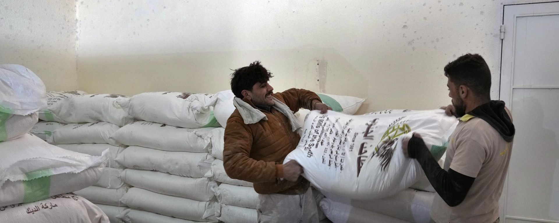 Workers load bags of flour into a truck at the Big Mills factory in the southern town of Sebline, south of Beirut, Lebanon, March 15, 2022. Workers load bags of flour into a truck at the Big Mills factory in the southern town of Sebline, south of Beirut, Lebanon, March 15, 2022. - Sputnik International, 1920, 12.01.2023