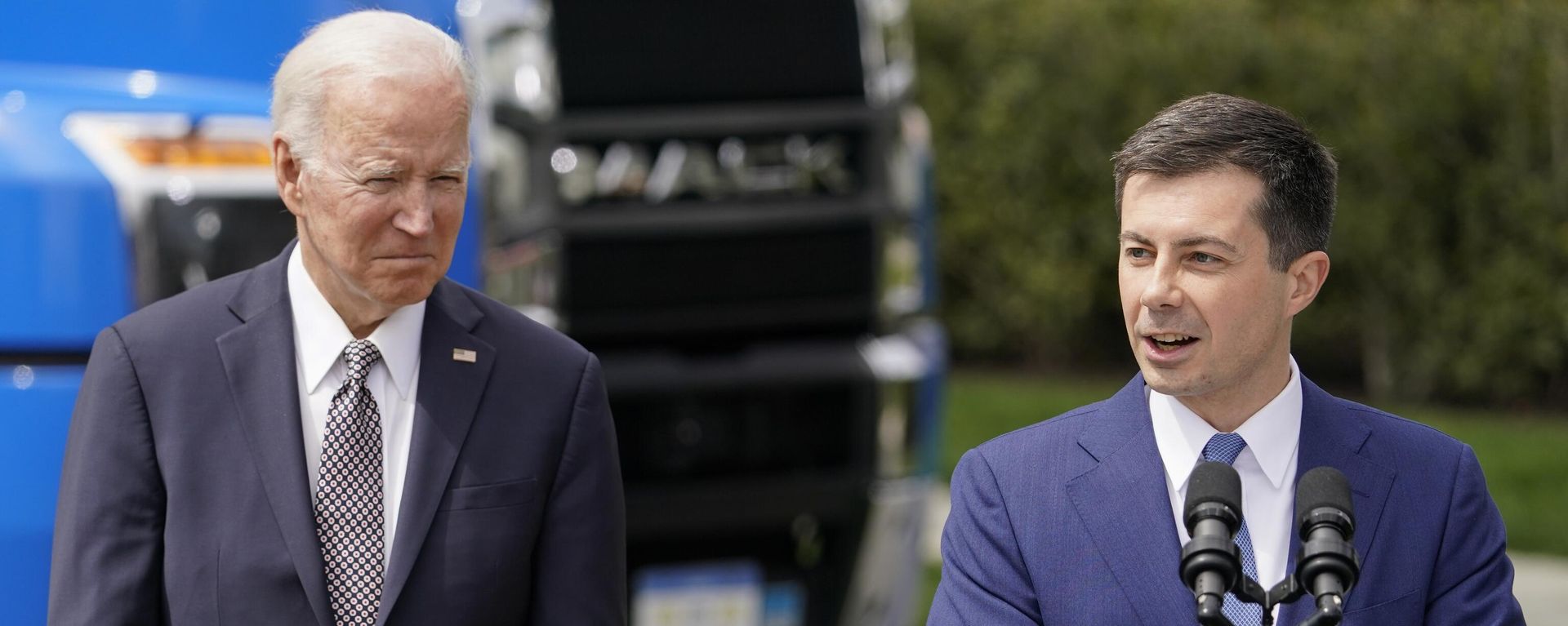 President Joe Biden listens as Transportation Secretary Pete Buttigieg speaks during an event about strengthening the supply chain with improvements in the trucking industry, on the South Lawn of the White House in Washington, Monday, April 4, 2022.  - Sputnik International, 1920, 12.01.2023