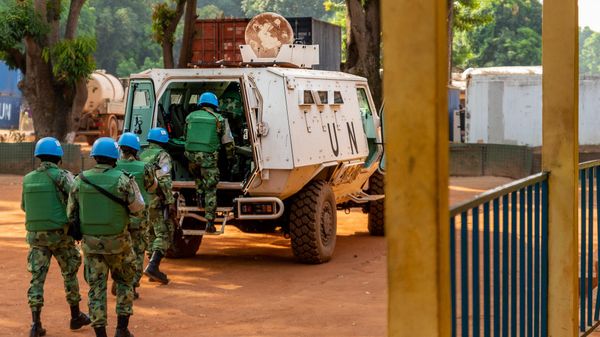 Cameroonian United Nations (UN) peacekeepers get in to an armoured personnel carrier before a patrol in Paoua on December 5, 2021. - Sputnik International