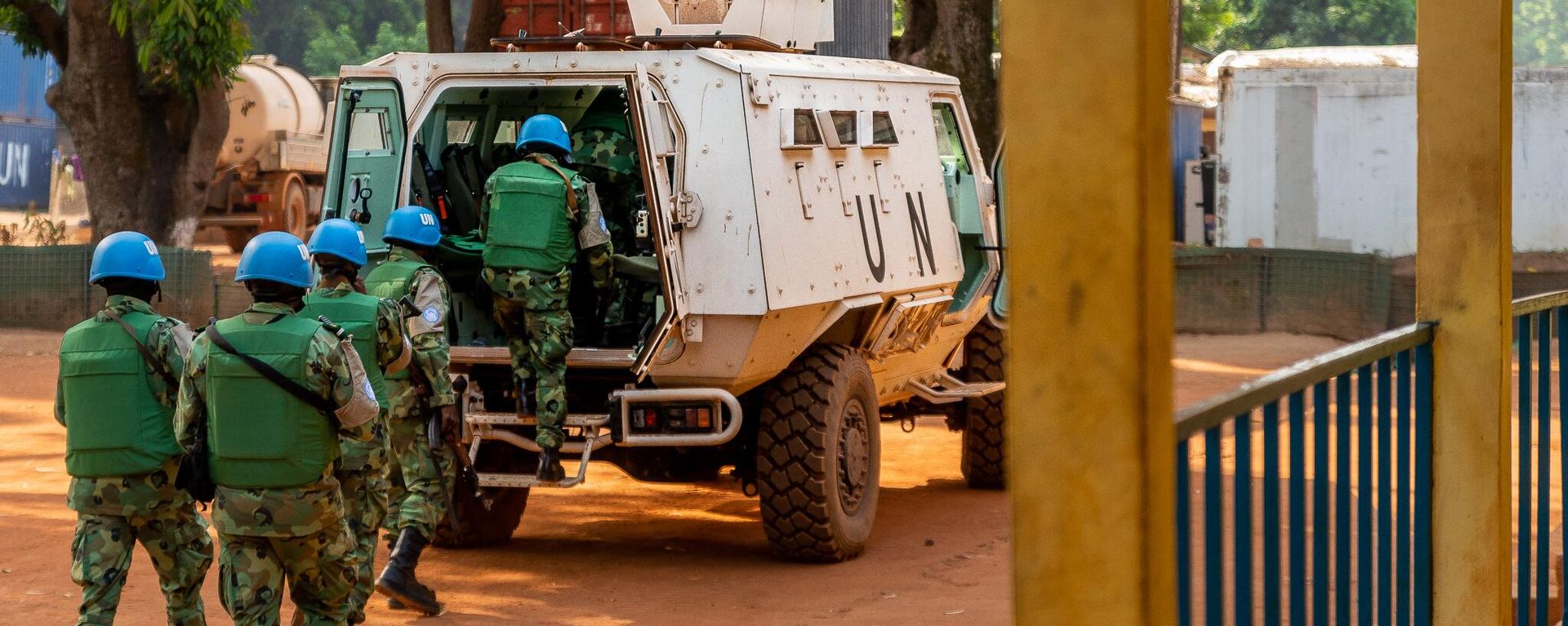 Cameroonian United Nations (UN) peacekeepers get in to an armoured personnel carrier before a patrol in Paoua on December 5, 2021. Cameroonian United Nations (UN) peacekeepers get in to an armoured personnel carrier before a patrol in Paoua on December 5, 2021. - Sputnik International, 1920, 12.01.2023