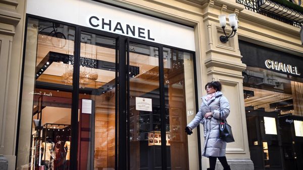 A woman walks past a closed Chanel shop in Moscow on March 10, 2022. - Sputnik International