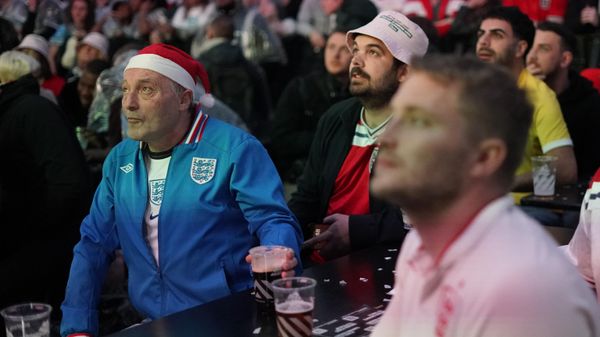 England supporters watch the World Cup round of 16 soccer match between England and Senegal at a fan zone in London - Sputnik International