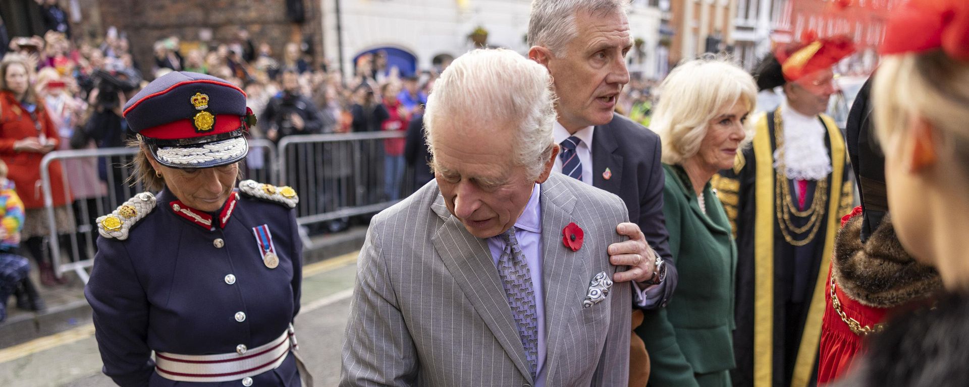 King Charles III reacts after an egg was thrown his direction as he arrived for a ceremony at Micklegate Bar in York King Charles III reacts after an egg was thrown his direction as he arrived for a ceremony at Micklegate Bar in York - Sputnik International, 1920, 01.02.2023