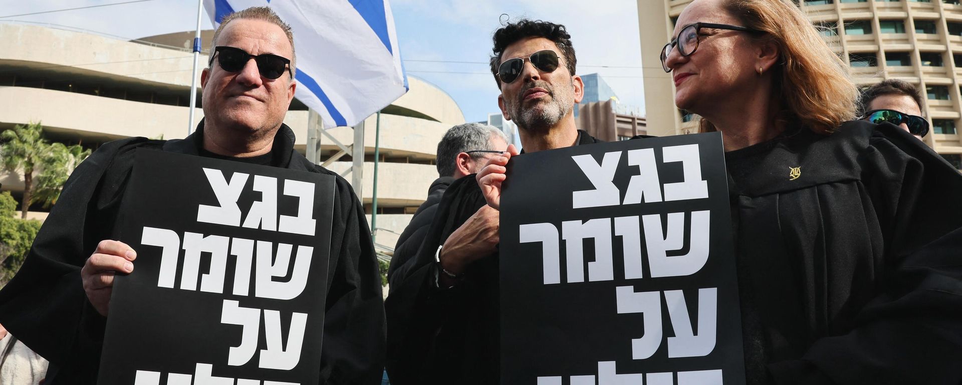 Lawyers hold signs with writing in Hebrew reading the supreme court protects us all during a demonstration by lawyers against the Israeli government's controversial plans to overhaul the judicial system, outside the Tel Aviv District Court of Justice on January 12, 2023. Lawyers hold signs with writing in Hebrew reading the supreme court protects us all during a demonstration by lawyers against the Israeli government's controversial plans to overhaul the judicial system, outside the Tel Aviv District Court of Justice on January 12, 2023. - Sputnik International, 1920, 16.01.2023