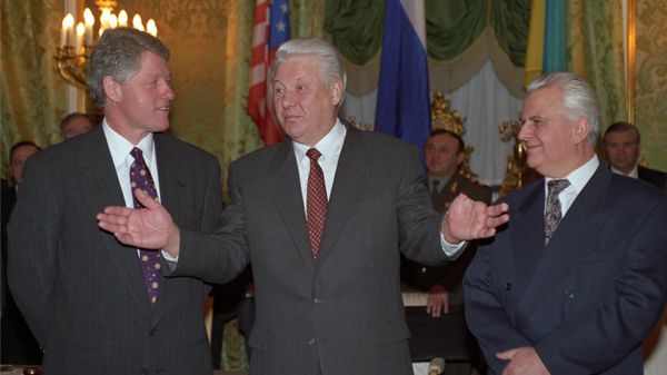 Left to right: US President Bill Clinton, Russian President Boris Yeltsin and Ukrainian President Leonid Kravchuk pose for photos in Moscow after signing trilateral agreement on the liquidation of nuclear weapons from Ukrainian territory. January 14, 1994. - Sputnik International