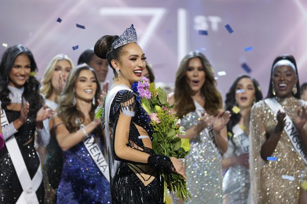 At 28, Gabrielle designs sustainable clothing, runs a fashion line under her name, and works as a model and “sewing instructor” at a non-profit tailor shop.Above: Miss USA R'Bonney Gabriel poses after being crowned Miss Universe at the 71st Miss Universe pageant.  - Sputnik International