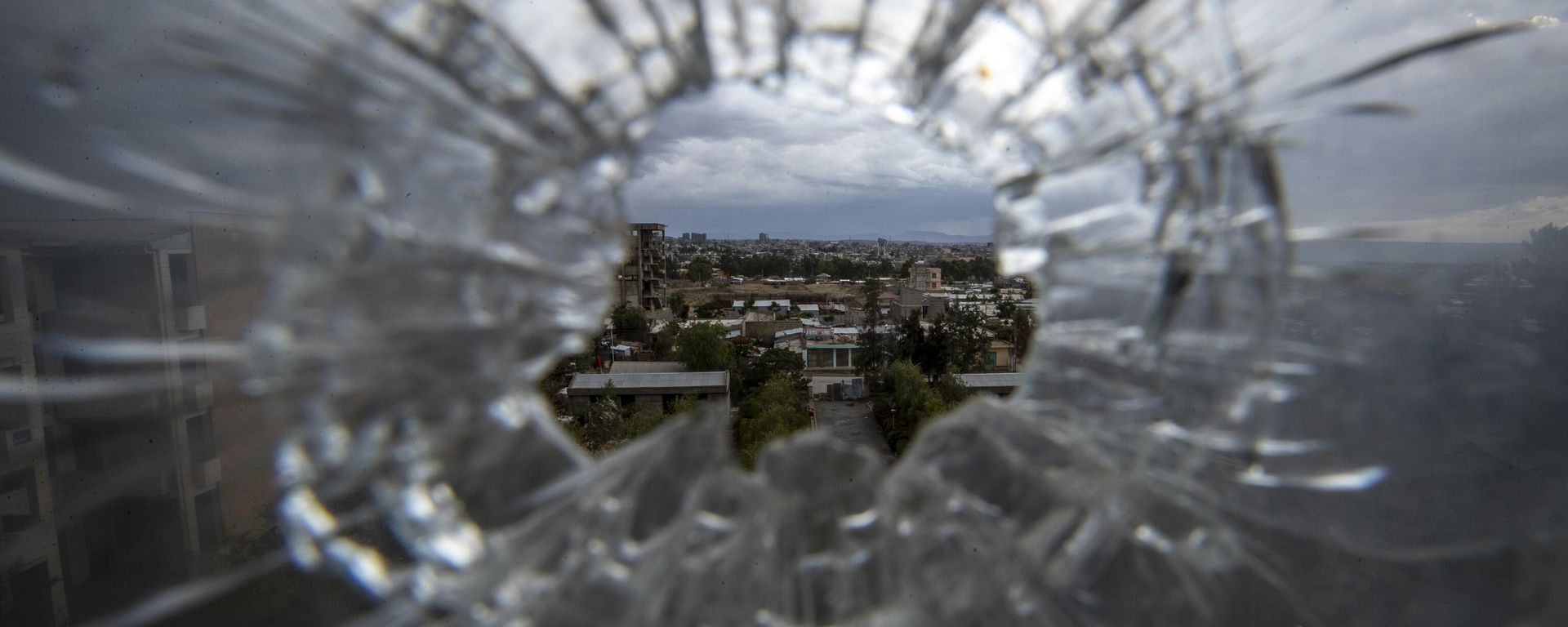 The city of Mekele is seen through a bullet hole in a stairway window of the Ayder Referral Hospital in the Tigray region of northern Ethiopia on May 6, 2021 The city of Mekele is seen through a bullet hole in a stairway window of the Ayder Referral Hospital in the Tigray region of northern Ethiopia on May 6, 2021 - Sputnik International, 1920, 15.01.2023