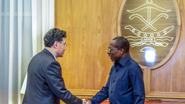 Benin's President Patrice Talon (R) shakes hands with China's Foreign Minister Qin Gang during a meeting at the Marina Palace in Cotonou on January 13, 2023.  - Sputnik International