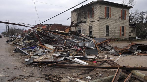Debris from local business is strewn on the corner of Chestnut Blvd. and Broad St. in Selma, Alabama - Sputnik International