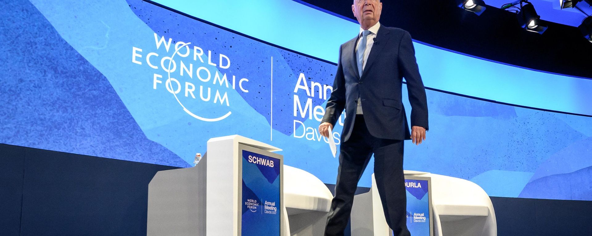 Founder and executive chairman of the World Economic Forum Klaus Schwab arrives on stage during the World Economic Forum (WEF) annual meeting in Davos, on May 25, 2022. File photo. Founder and executive chairman of the World Economic Forum Klaus Schwab arrives on stage during the World Economic Forum (WEF) annual meeting in Davos, on May 25, 2022. File photo. - Sputnik International, 1920, 15.01.2023