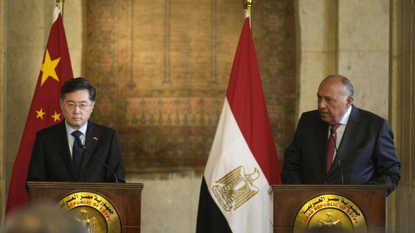 Chinese Foreign Minister Qin Gang, left, listens during a press conference with his Egyptian counterpart Sameh Shoukry, at the foreign ministry headquarters in Cairo, Egypt, Sunday, Jan. 15, 2023.  - Sputnik International