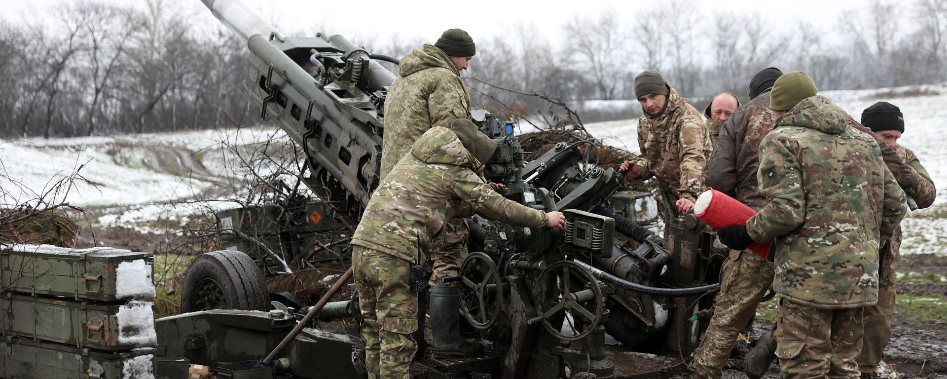 Ukrainian artillerymen reload a M777 howitzer as they fire towards Russian positions on the frontline of eastern Ukraine, on November 23, 2022 Ukrainian artillerymen reload a M777 howitzer as they fire towards Russian positions on the frontline of eastern Ukraine, on November 23, 2022 - Sputnik International, 1920, 16.01.2023