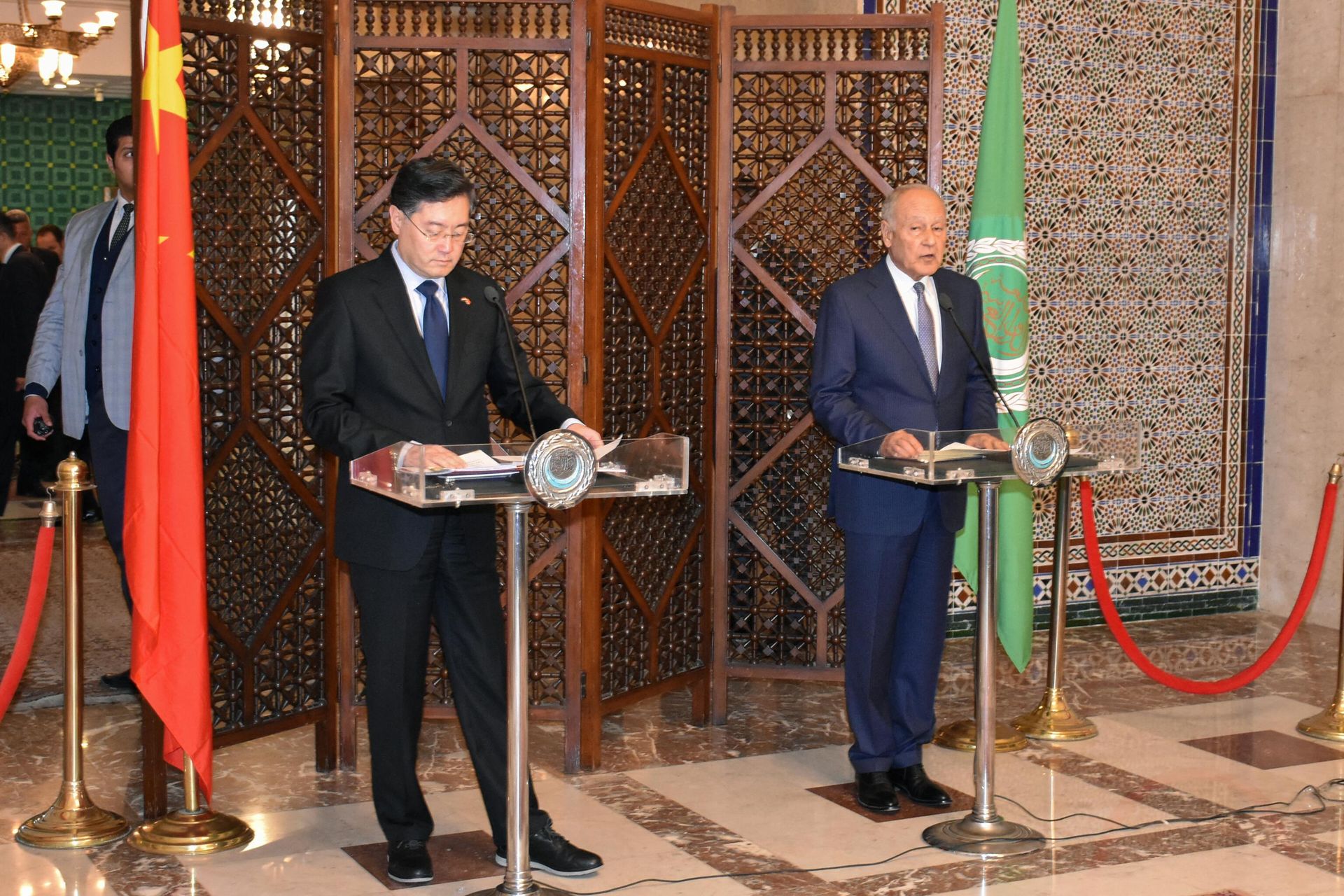 Arab League Secretary-General Ahmed Aboul-Gheit (R) and Chinese Foreign Minister Qin Gang hold a press conference at the league's headquarters in Cairo, on January 15, 2023. - Sputnik International, 1920, 16.01.2023