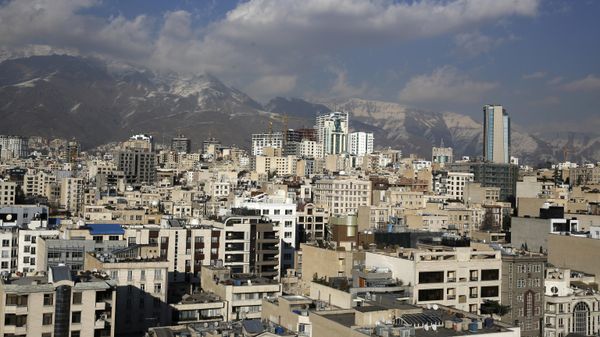 A general view shows the Iranian capital Tehran with the snow-covered Alborz mountain range in the background on January 7, 2023 - Sputnik International