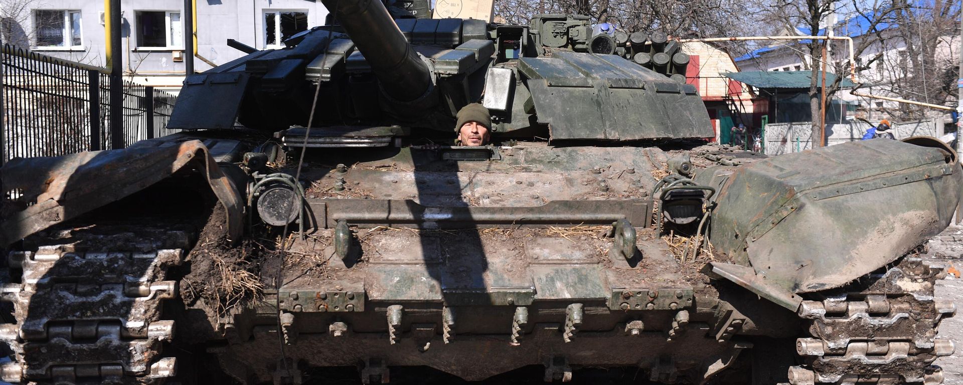 A serviceman of DPR People's Militia looks out of a tank in the city of Volnovakha A serviceman of DPR People's Militia looks out of a tank in the city of Volnovakha - Sputnik International, 1920, 31.01.2023