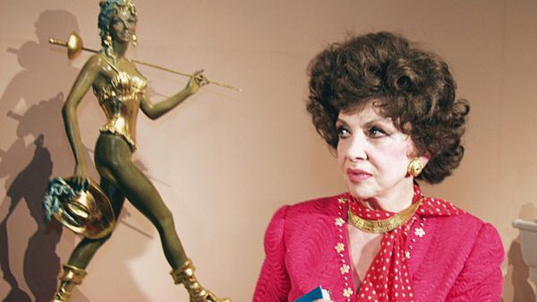 Italian movie star Gina Lollobrigida attends exhibition of her works at the Pushkin Fine Arts Museum during the Twenty-Fifth Moscow Film Festival.  - Sputnik International
