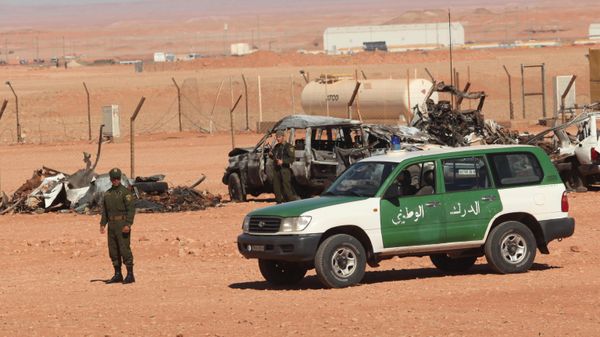 Algerian soldiers stand in front of the wreckage of vehicles destroyed during the hostage crisis at the gas plant in In Amenas, Thursday, Jan. 31, 2013.   - Sputnik International
