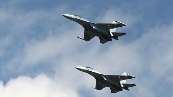 Sukhoi Su-27 jet fighters fly - Sputnik International