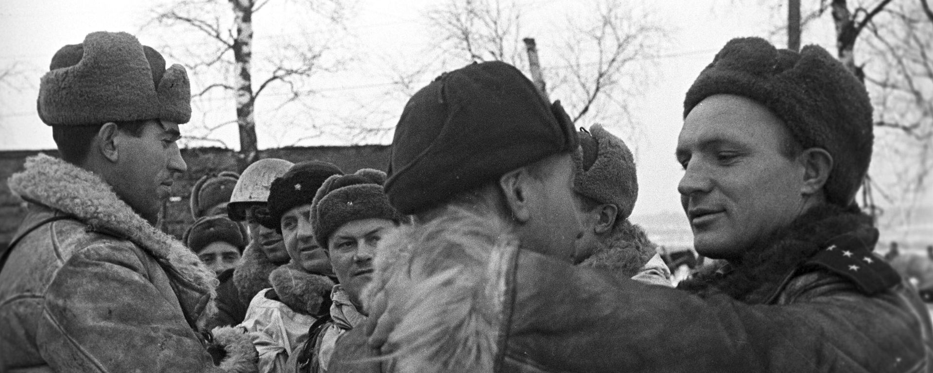 Soldiers of the Leningrad Front and the Volkhov Front link up during Operation Iskra. January 17, 1943 Soldiers of the Leningrad Front and the Volkhov Front link up during Operation Iskra. January 17, 1943 - Sputnik International, 1920, 18.01.2023