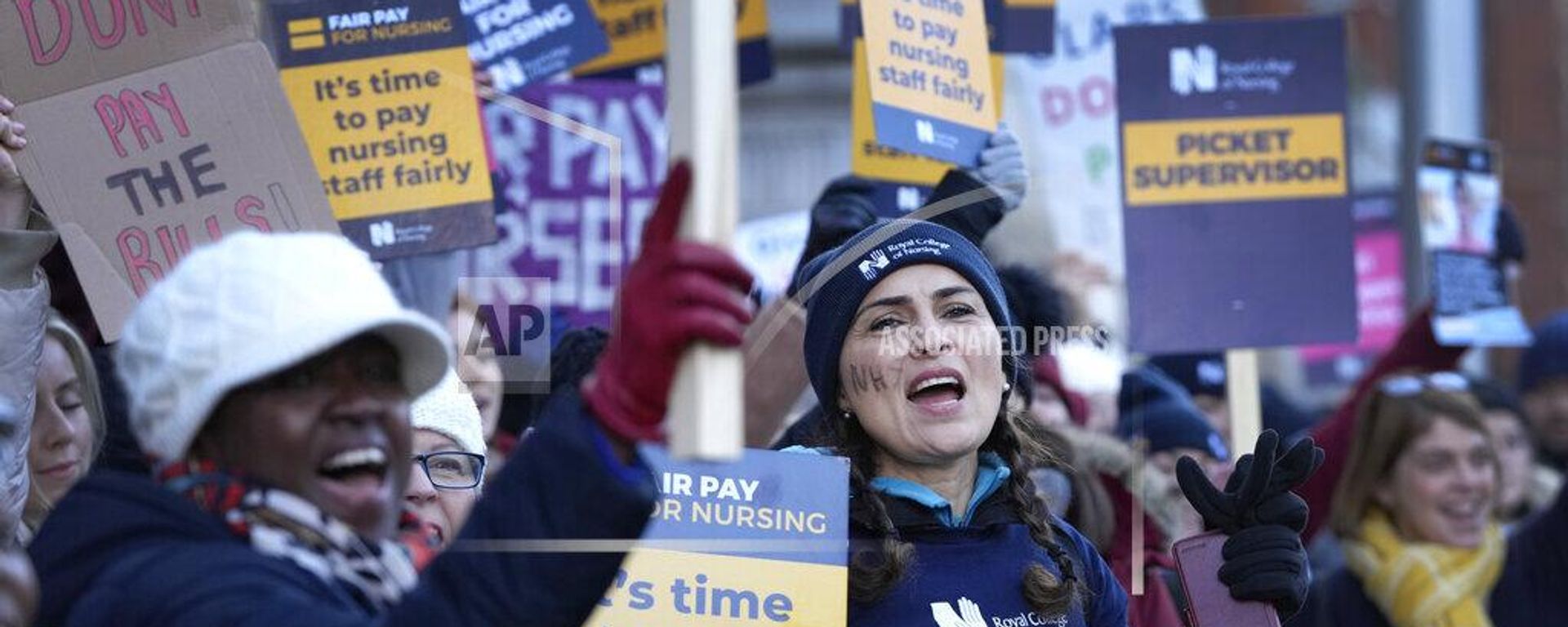 Nurses demonstrate towards passing traffic as they stand at a picket line outside the Royal Marsden Hospital in London Nurses demonstrate towards passing traffic as they stand at a picket line outside the Royal Marsden Hospital in London - Sputnik International, 1920, 18.01.2023