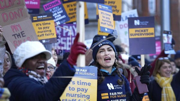 Nurses demonstrate towards passing traffic as they stand at a picket line outside the Royal Marsden Hospital in London Nurses demonstrate towards passing traffic as they stand at a picket line outside the Royal Marsden Hospital in London - Sputnik International