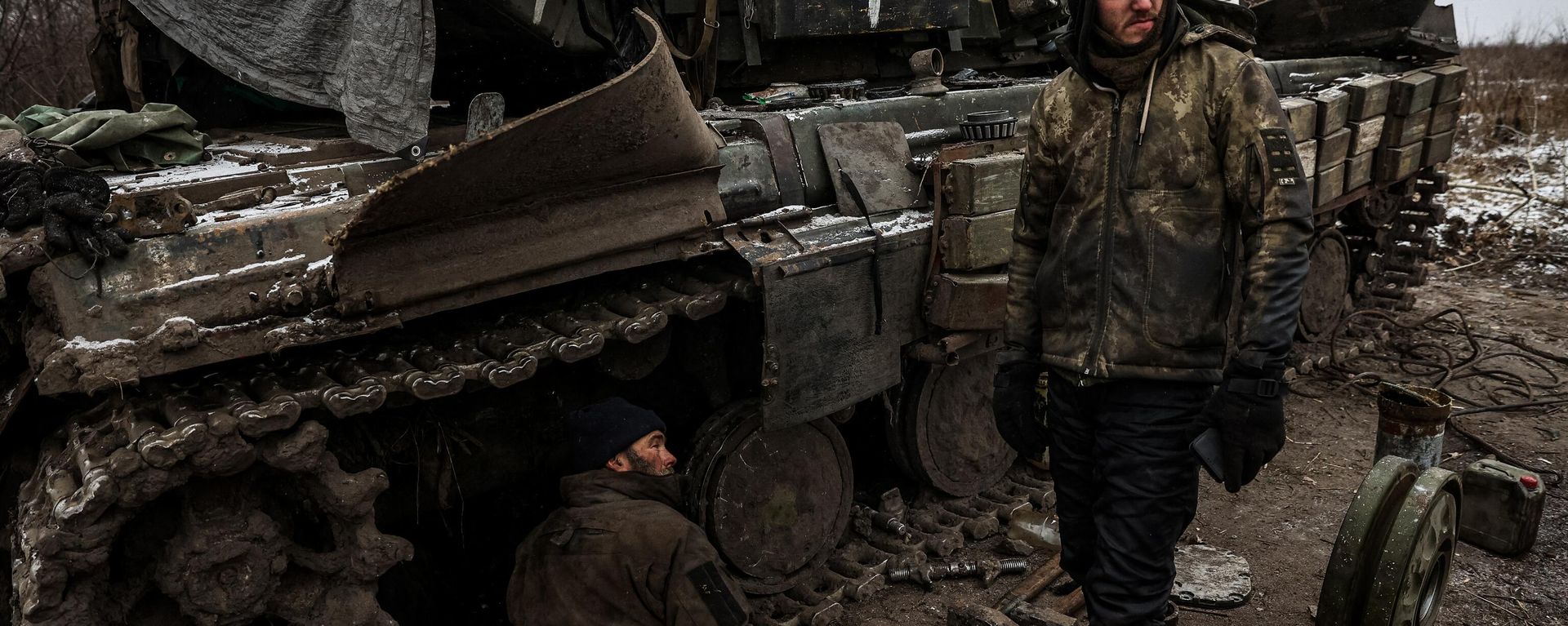 Ukrainian servicemen repair a tank near Kremennaya, LPR, on January 12, 2023 Ukrainian servicemen repair a tank near Kremennaya, LPR, on January 12, 2023 - Sputnik International, 1920, 28.01.2023