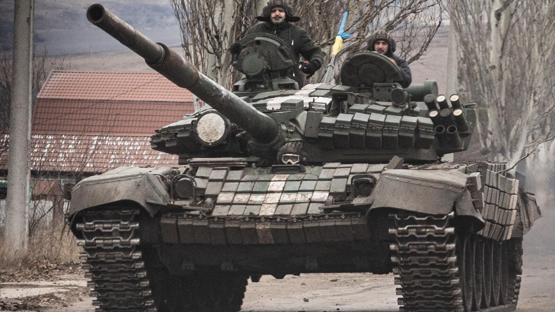 Ukrainian armed forces' soldiers drive a T-72 tank on the outskirts of Bakhmut, eastern Ukraine on December 21, 2022 Ukrainian armed forces' soldiers drive a T-72 tank on the outskirts of Bakhmut, eastern Ukraine on December 21, 2022 - Sputnik International, 1920, 16.02.2023