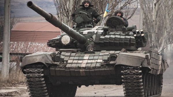 Ukrainian armed forces' soldiers drive a T-72 tank on the outskirts of Bakhmut, eastern Ukraine on December 21, 2022 - Sputnik International
