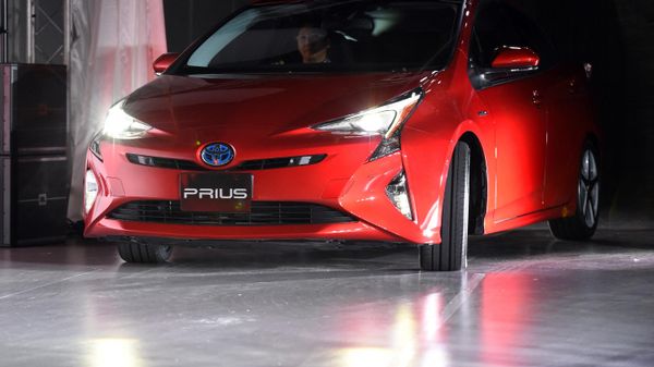 Toyota's Prius chief engineer Koji Toyoshima drives Toyota's hybrid vehicle, the new Prius during their new technology press briefing in Tokyo on October 13, 2015 - Sputnik International