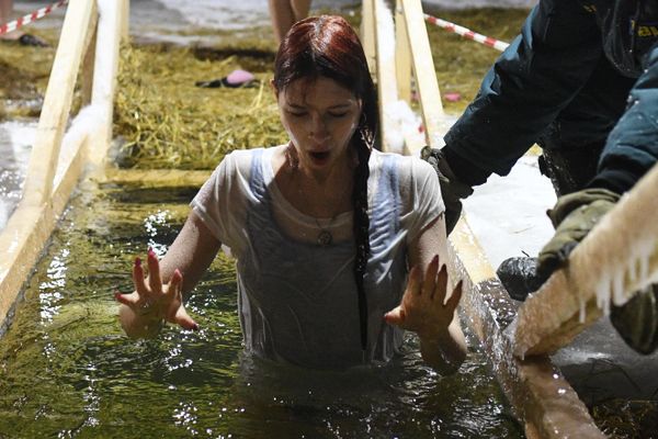 A girl plunges into a fountain during the celebration of Epiphany on the Ob River in Novosibirsk. - Sputnik International