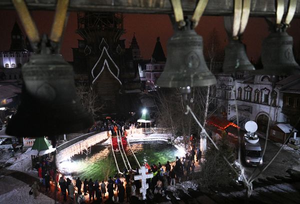 People gather near the fountain during the Epiphany celebration in Izmailovsky Kremlin in Moscow. - Sputnik International